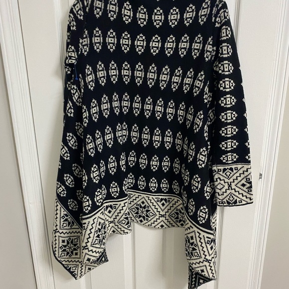 Elodie Black and White Geometric Shawl/ Cardigan - Picture 4 of 4